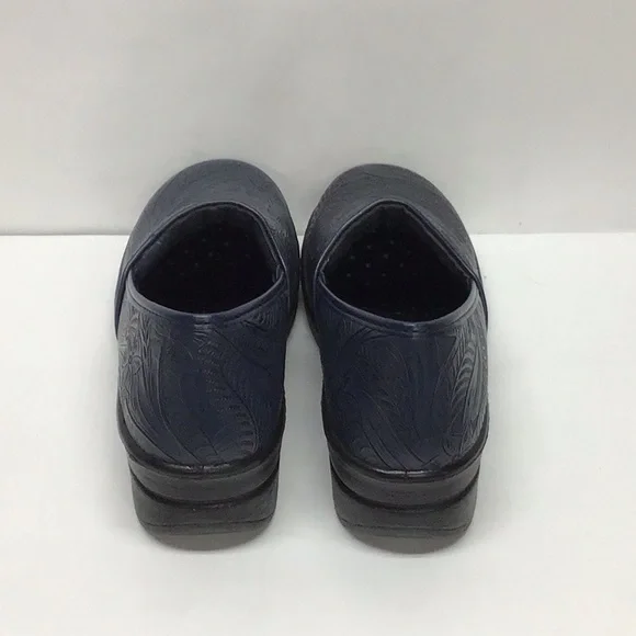 Easy Works by Easy Street NWOT navy blue embossed clogs size 9.5M - Picture 3 of 7